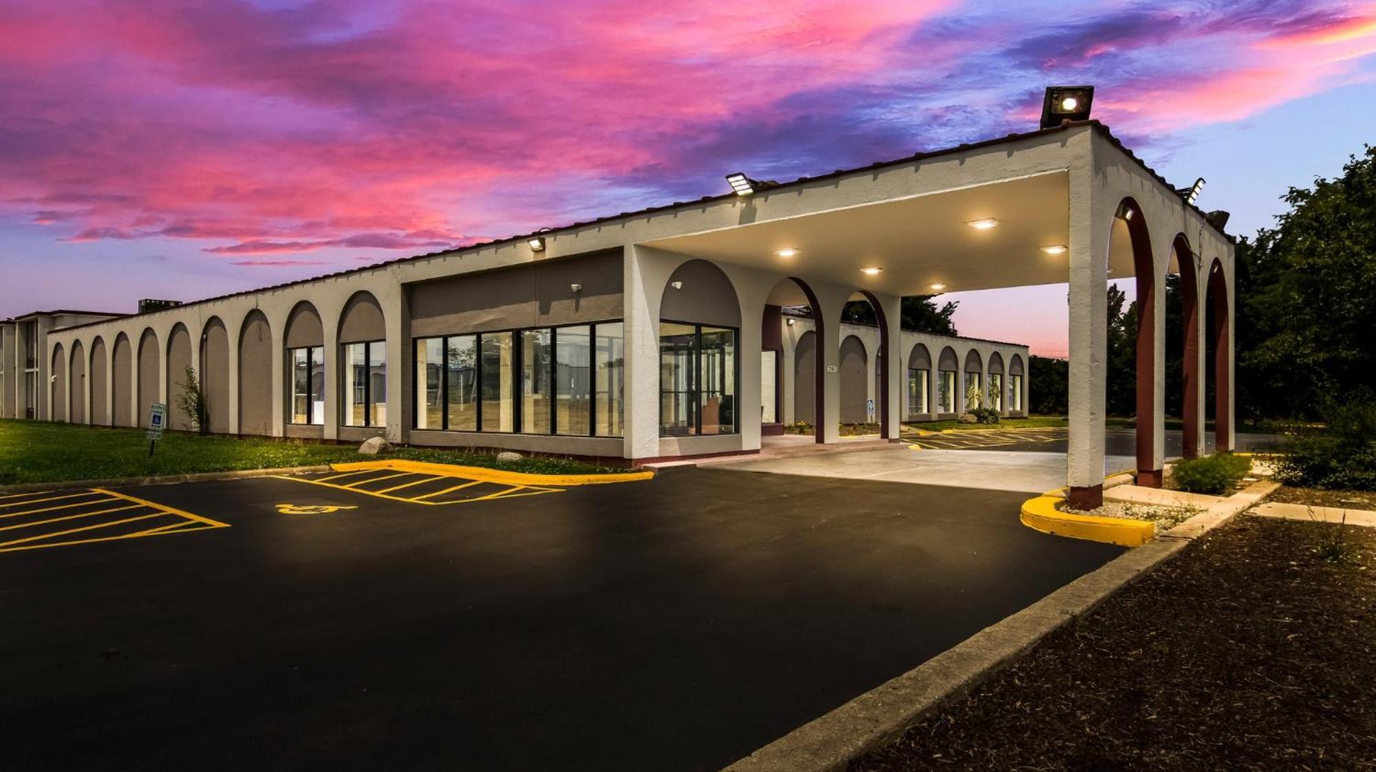 Hometowne Studios By Red Roof And Conference Center Chicago - N Aurora Naperville North Aurora Esterno foto